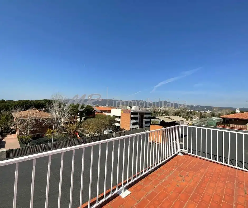 Vista exterior de Àtic en venda en Gavà amb Aire condicionat, Calefacció i Jardí privat