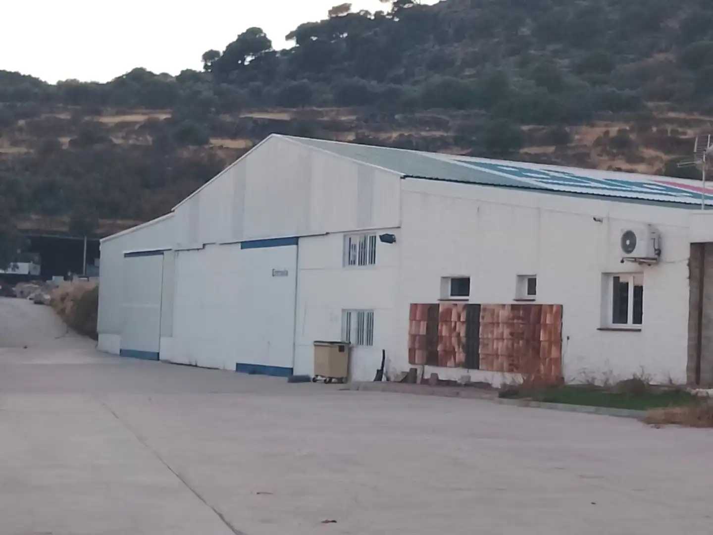 Vista exterior de Nau industrial en venda en El Hoyo de Pinares 
