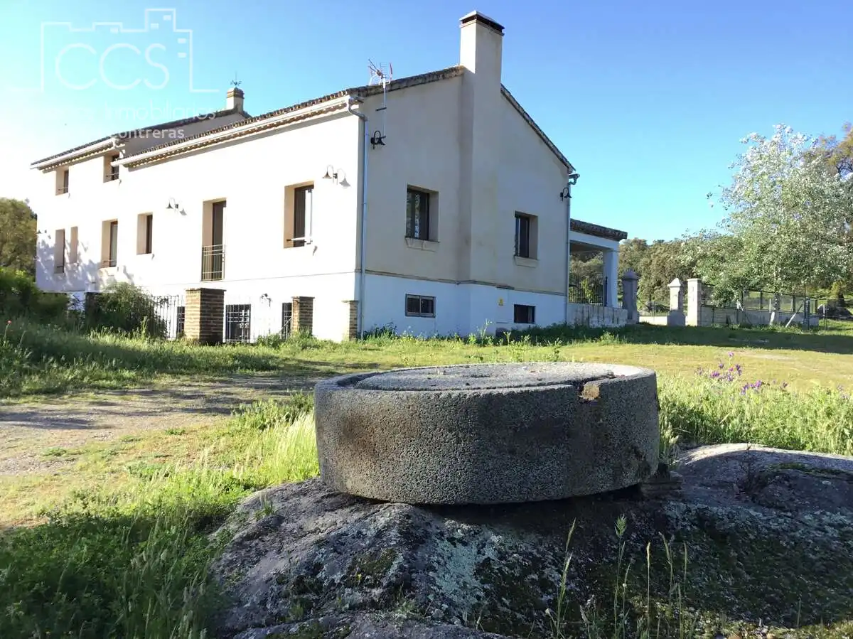 Vista exterior de Finca rústica en venda en El Pedroso amb Traster, Piscina i Moblat