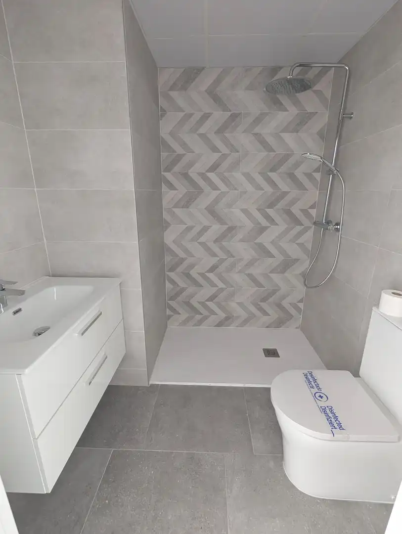 Bany de Apartament en venda en Fuengirola amb Aire condicionat, Calefacció i Terrassa