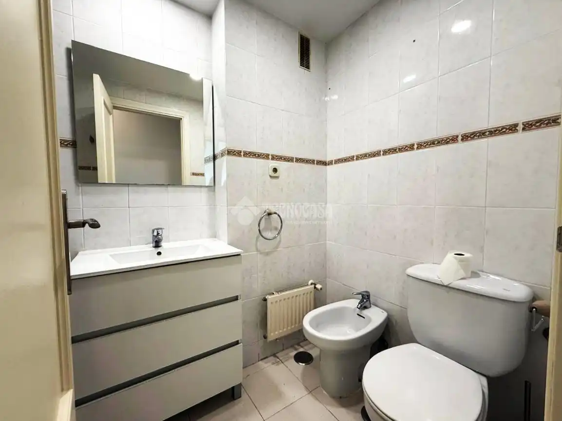 Bathroom of Flat for rent in Madrid  with Parquet flooring, Storage room and Balcony