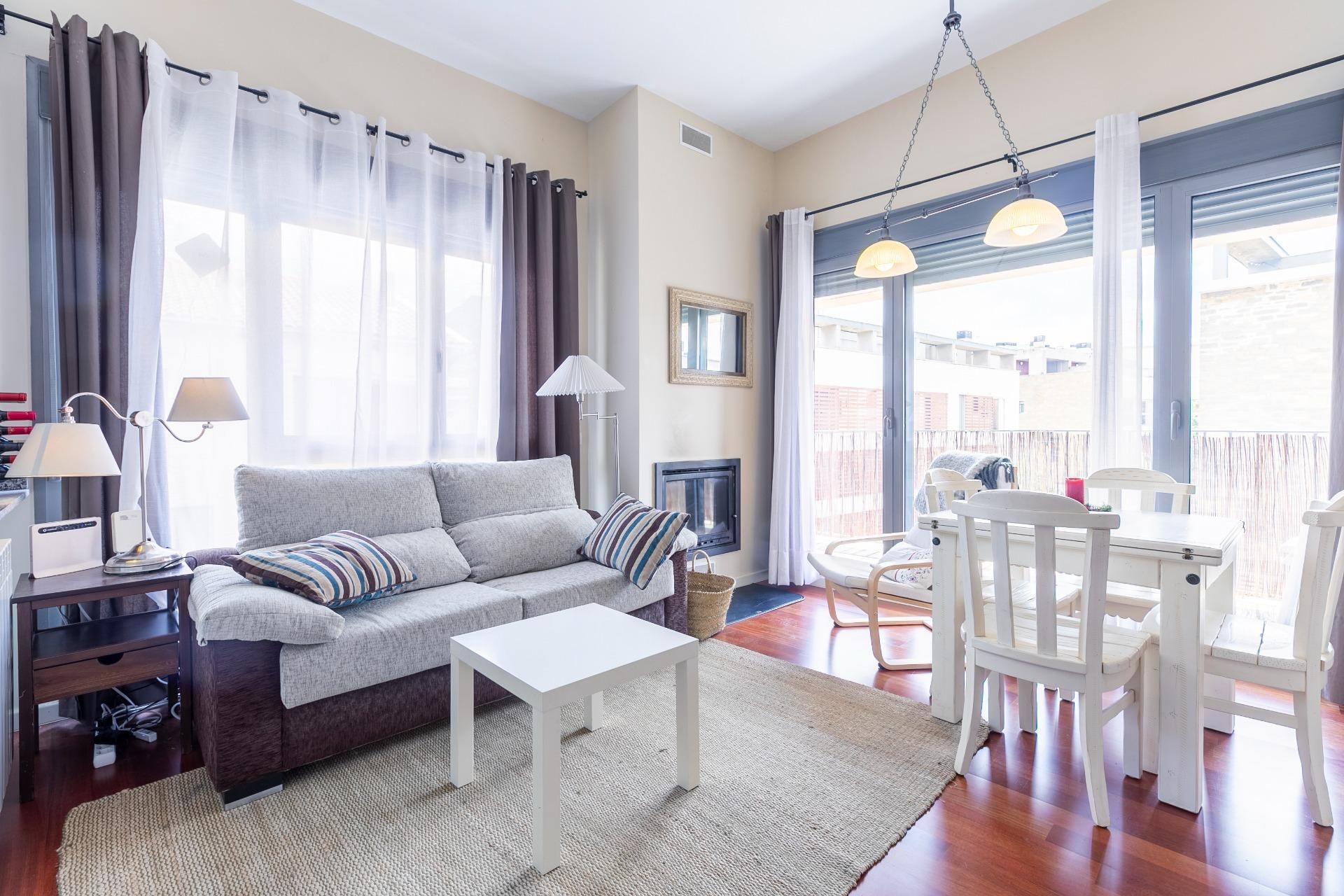 Sala de estar de Piso en venta en Sabiñánigo con Calefacción, Jardín privado y Terraza