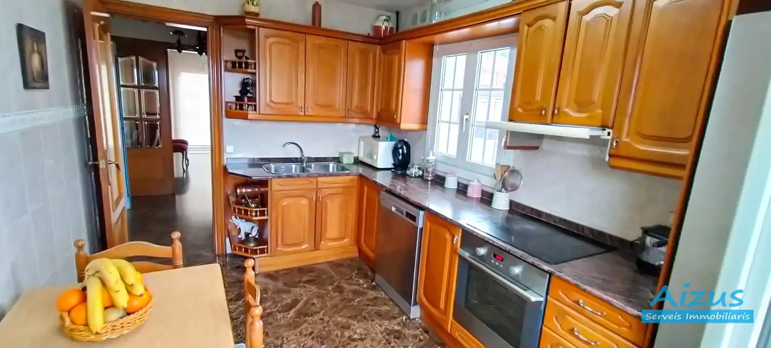 Cuina de Casa o xalet en venda en Cerdanyola del Vallès amb Aire condicionat, Calefacció i Jardí privat