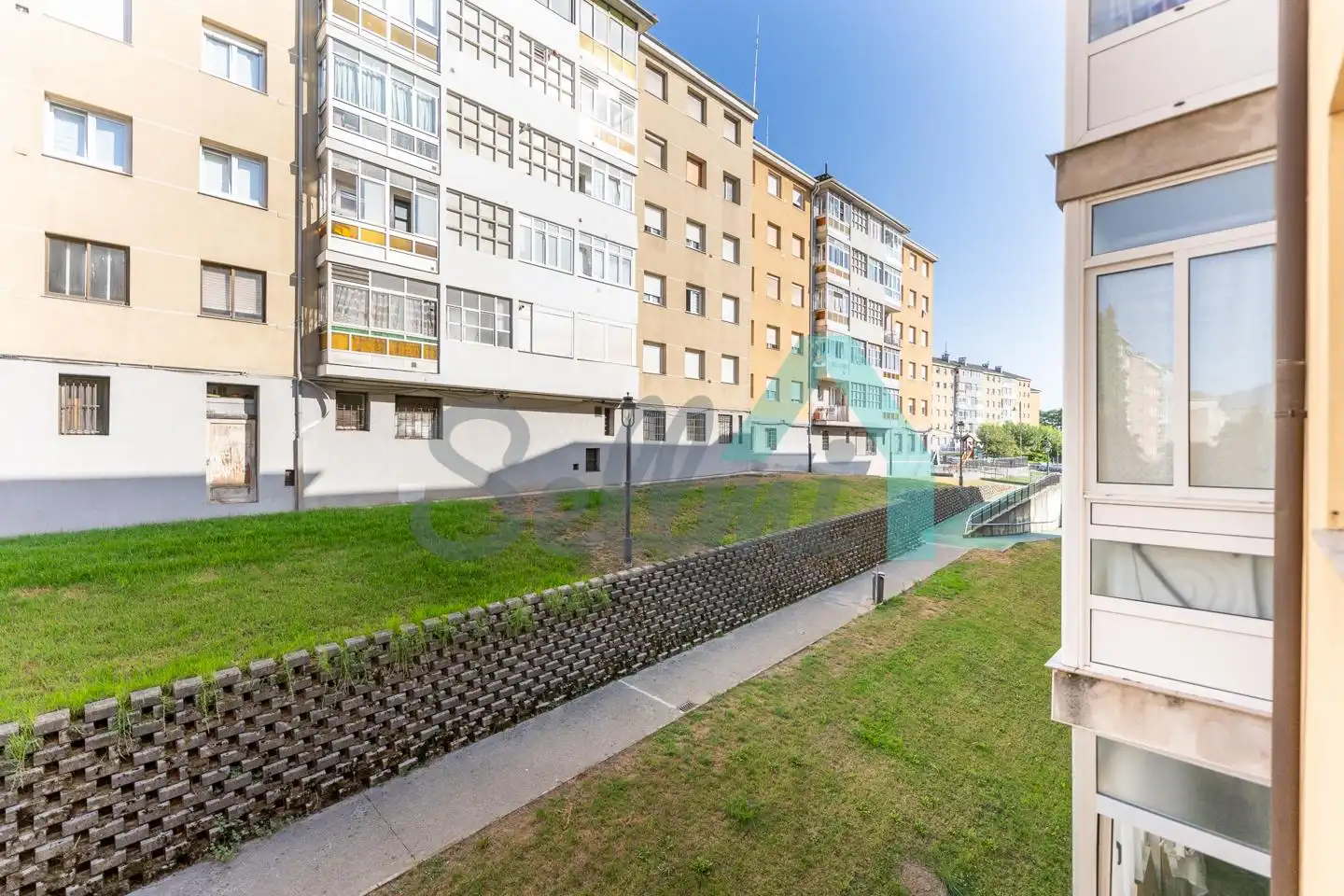 Vista exterior de Pis en venda en Avilés amb Calefacció, Parquet i Terrassa
