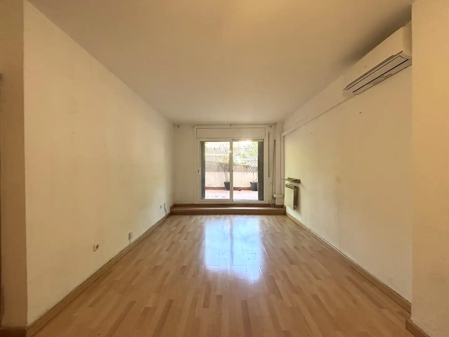 Living room of Ground floor for sale in Girona  with Air Conditioner, Heating and Parquet flooring