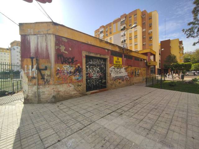 Local comercial en Venta en Calle Profesor Tierno Galván, 10D en Pino Montano - Consolación