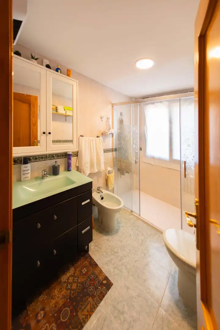 Badezimmer von Wohnung zum Verkauf in Alameda mit Klimaanlage, Abstellraum und Mikrowelle