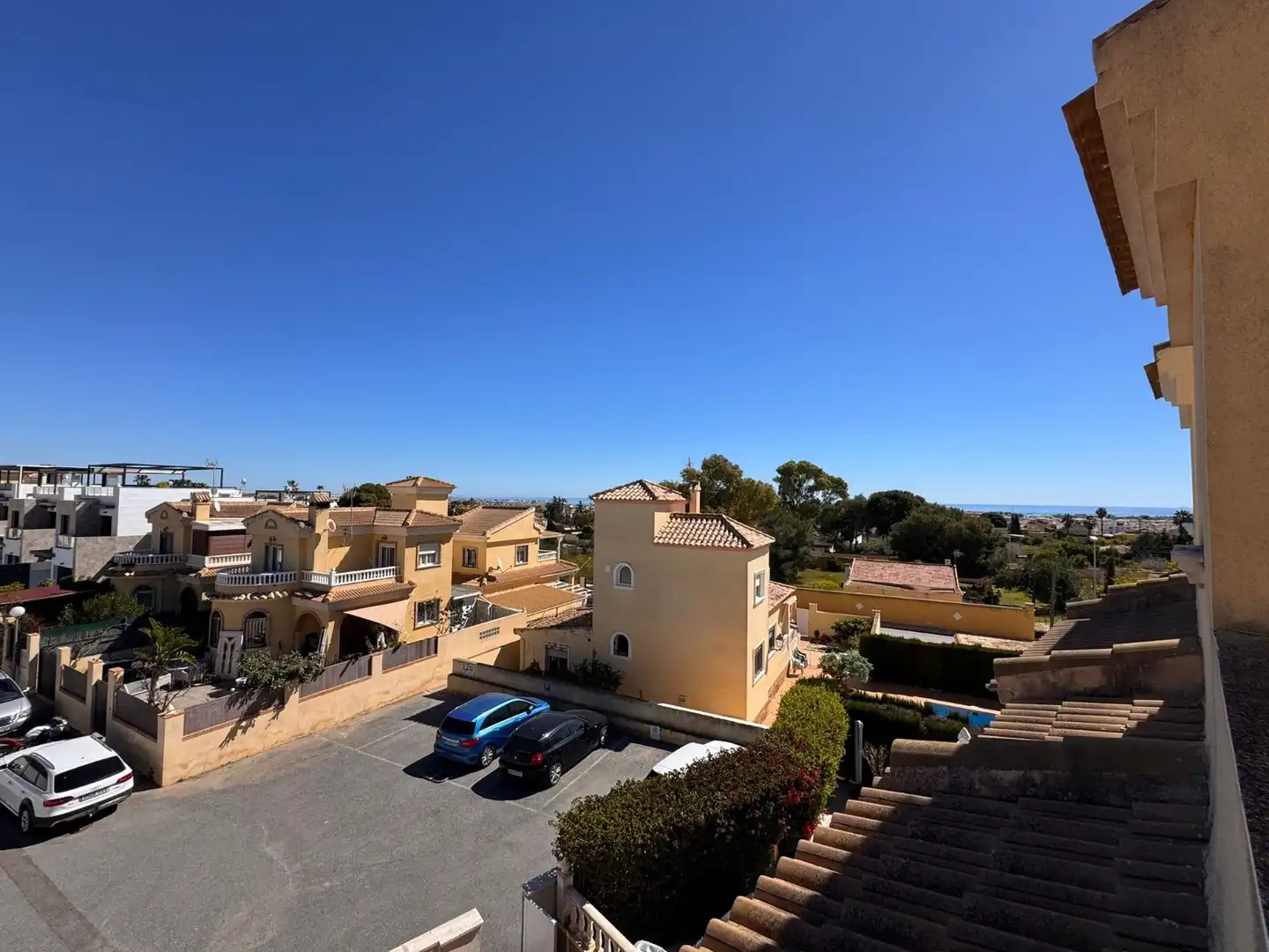 Vista exterior de Casa adosada en venda en Orihuela amb Terrassa, Traster i Balcó