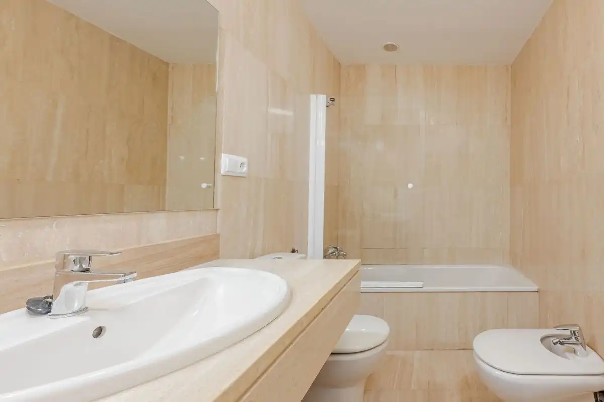 Baño de Ático en venta en Guillena con Calefacción, Terraza y Trastero