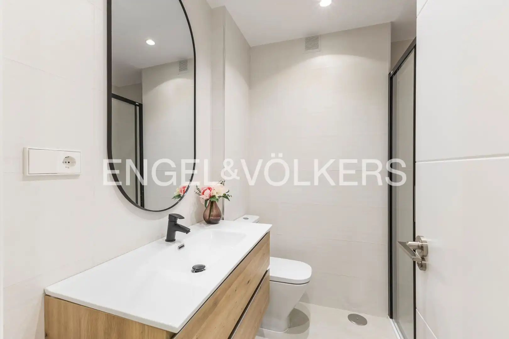 Bathroom of Flat for sale in Madrid  with Air Conditioner, Heating and Terrace