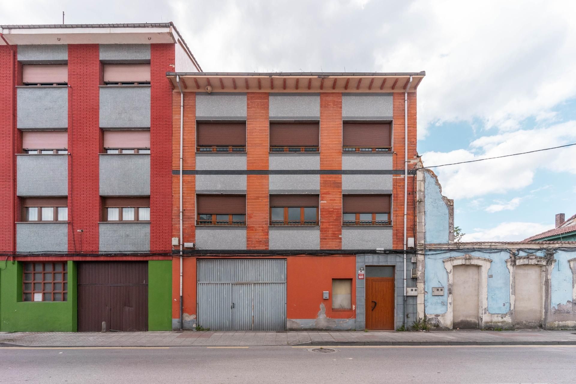 Vista exterior de Edifici en venda en Langreo