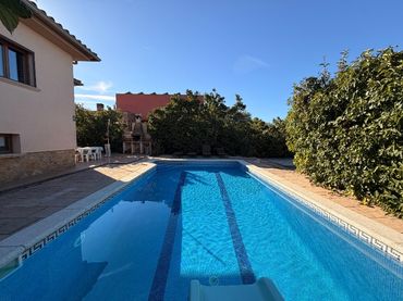 Casa con balcón en venta en Carrer de l'Escala