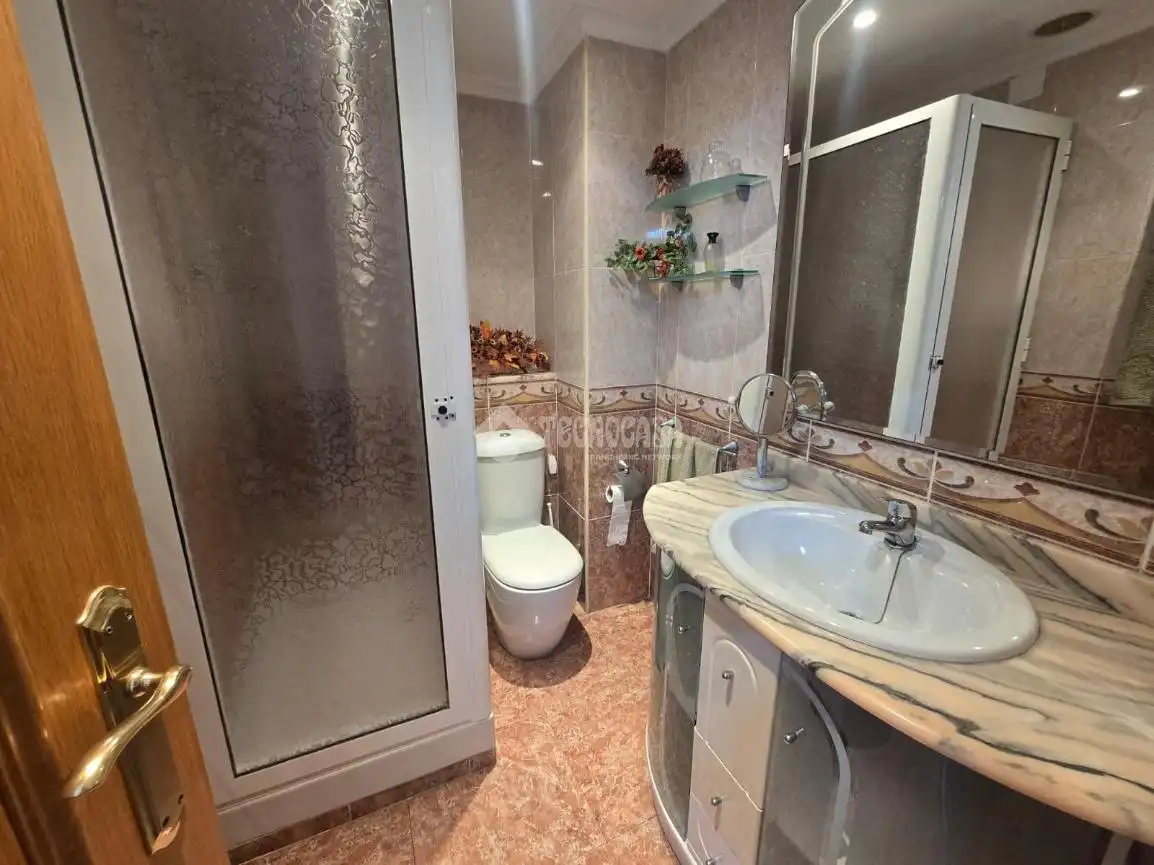 Bathroom of Flat for sale in Valencia  with Air Conditioner, Heating and Balcony