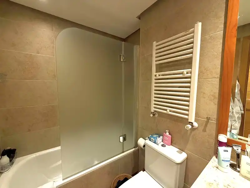 Baño de Piso de alquiler en Madrid con Aire acondicionado, Calefacción y Jardín privado