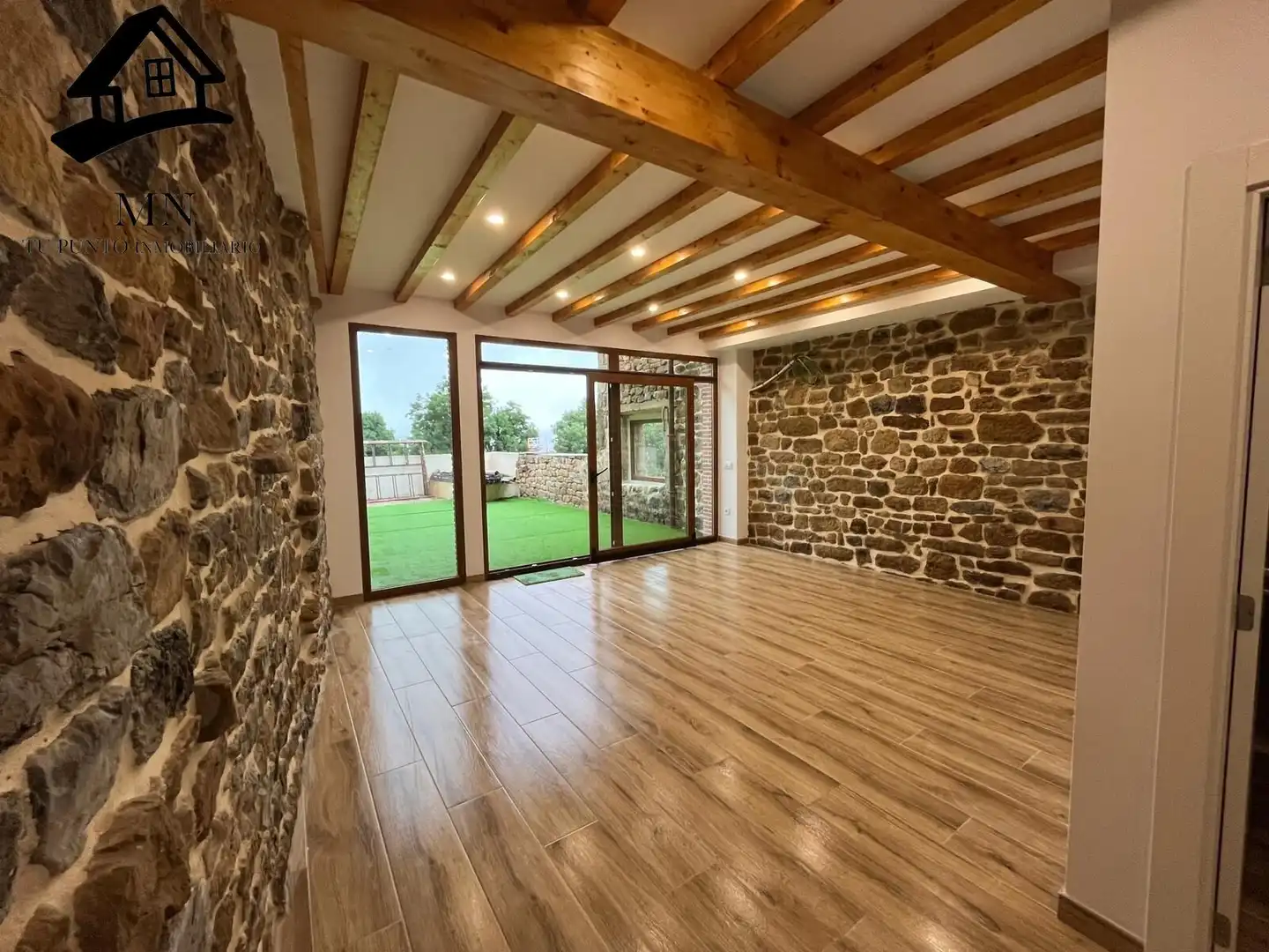 Sala d'estar de Finca rústica en venda en Villacarriedo amb Jardí privat