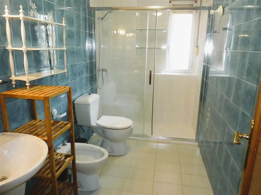 Baño de Piso de alquiler en  Pamplona / Iruña con Calefacción, Parquet y Terraza