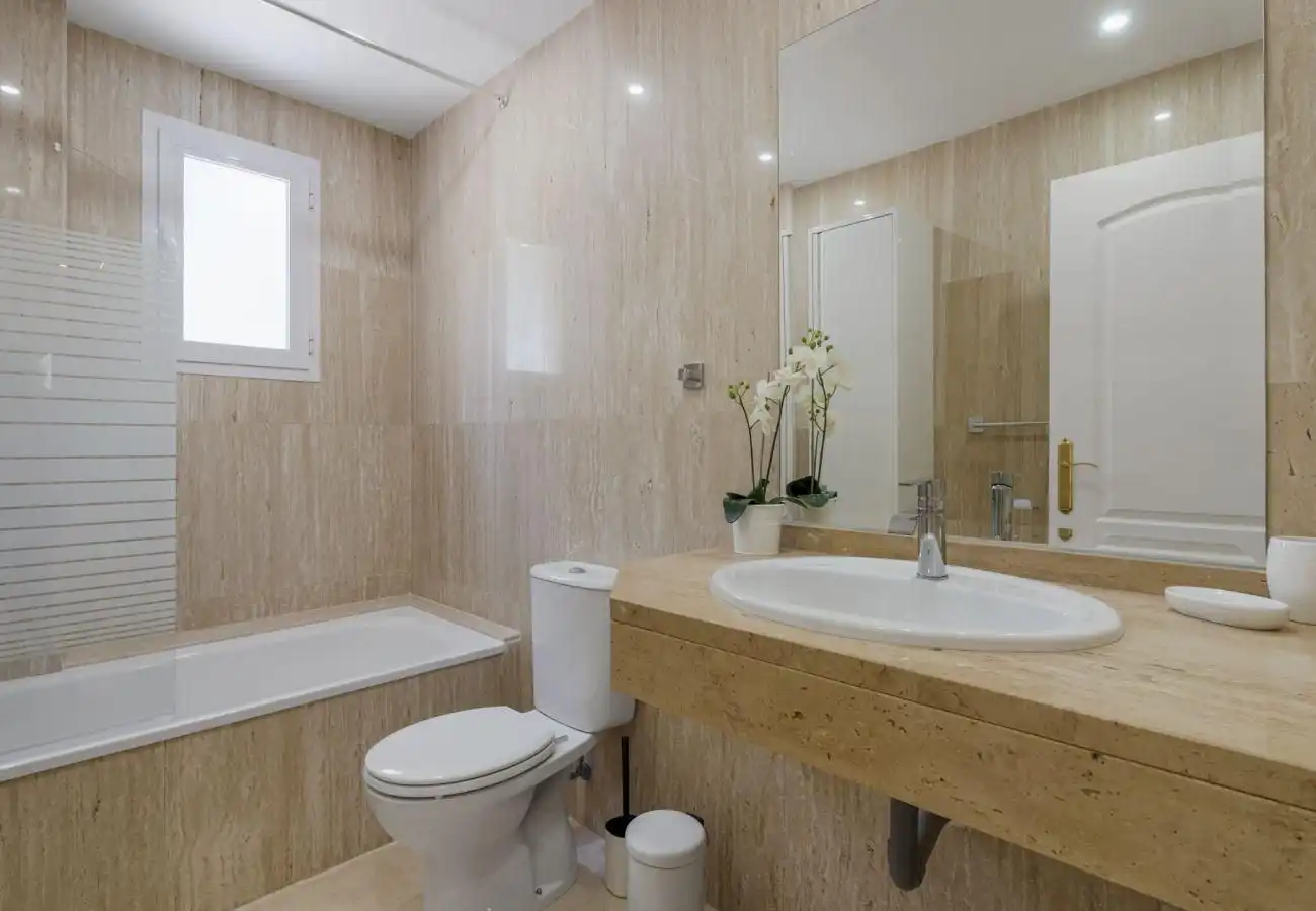 Baño de Apartamento de alquiler en Marbella con Aire acondicionado, Jardín privado y Amueblado