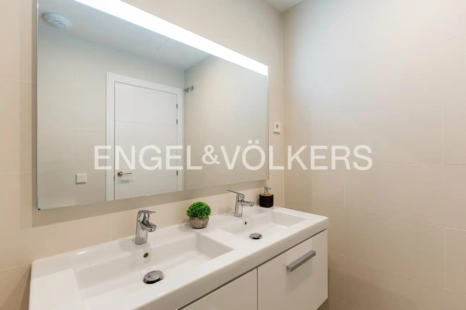 Bathroom of Flat for sale in L'Hospitalet de Llobregat  with Air Conditioner, Heating and Parquet flooring