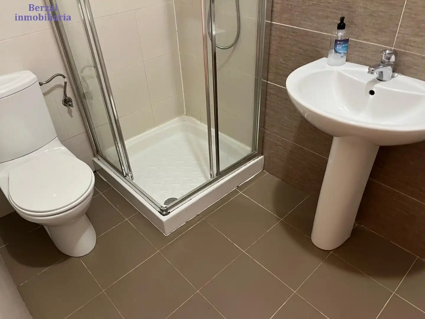 Badezimmer von Erdgeschoss zum Verkauf in Lardero mit Heizung, Privatgarten und Gemeinschaftspool