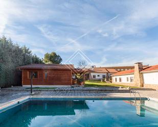 Piscina de Casa o xalet en venda en  Madrid Capital amb Aire condicionat, Jardí privat i Terrassa