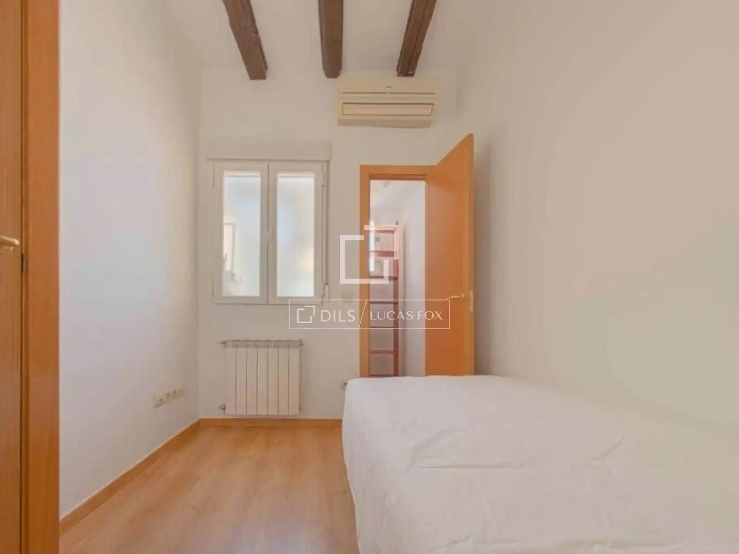 Schlafzimmer von Dachboden zur Miete in Madrid mit Klimaanlage, Heizung und Möbliert