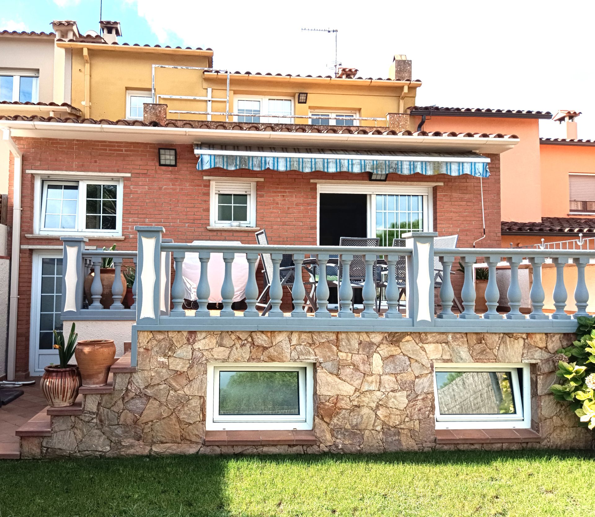 Vista exterior de Casa adosada de lloguer en Mont-ras amb Aire condicionat, Calefacció i Jardí privat