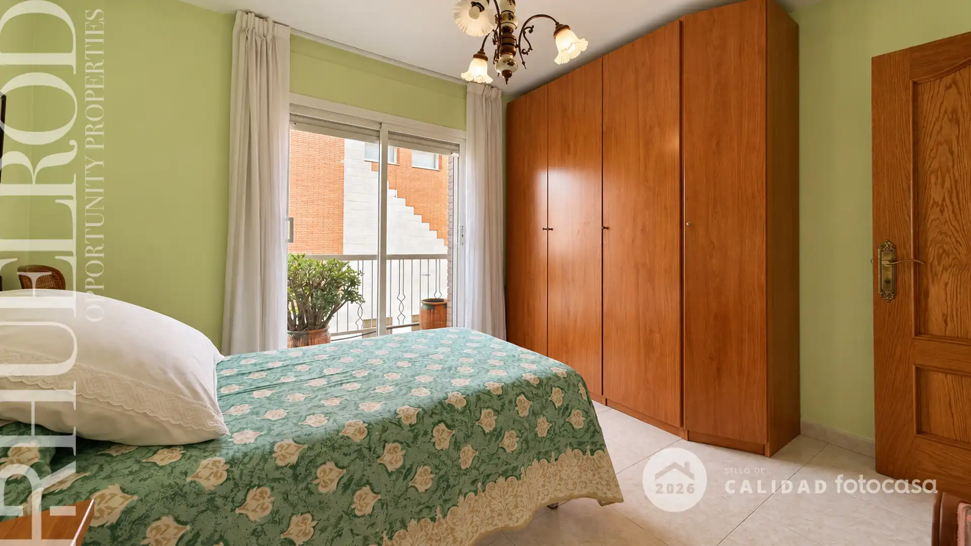 Habitación de Casa adosada en venta en Cerdanyola del Vallès con Aire acondicionado, Calefacción y Jardín privado