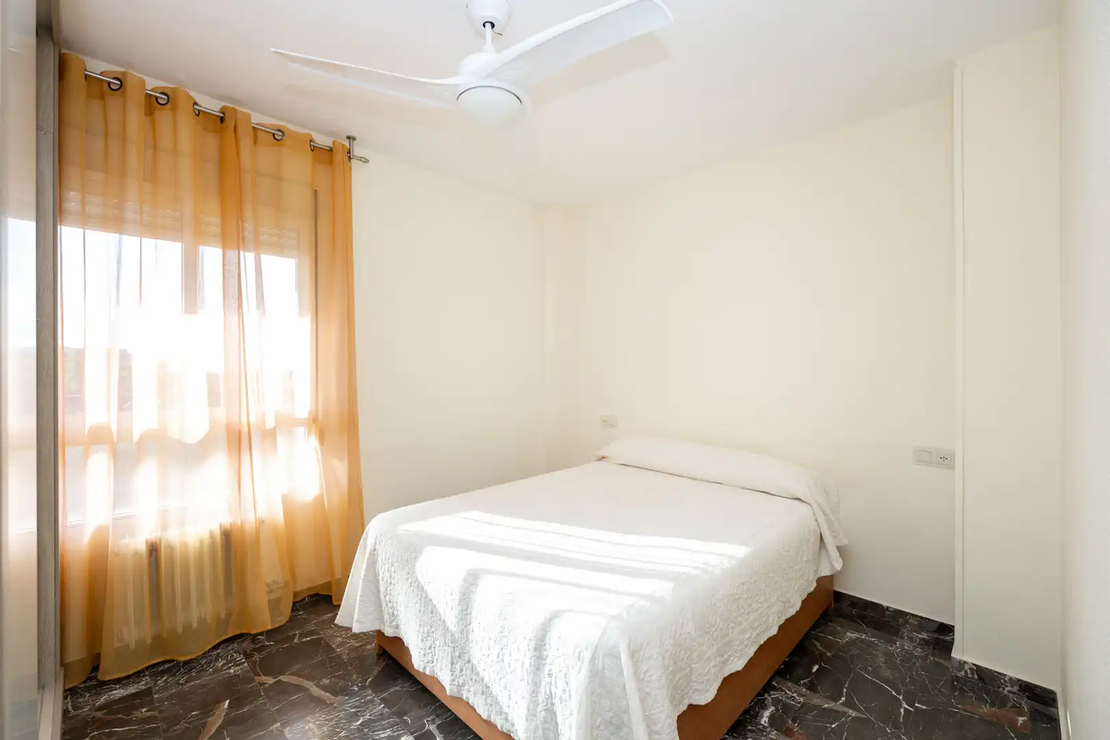 Bedroom of Flat for rent in Granada  with Air Conditioner, Heating and Terrace