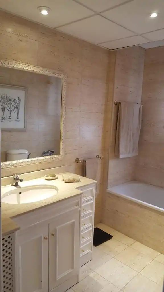 Baño de Ático de alquiler en Badajoz con Aire acondicionado, Calefacción y Jardín privado