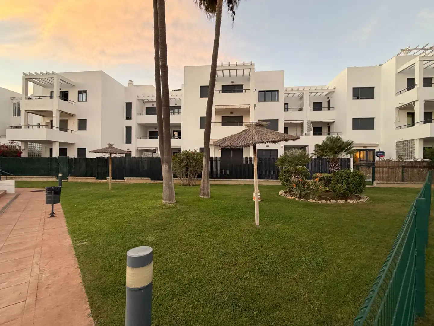 Vista exterior de Casa adosada en venda en Conil de la Frontera amb Terrassa, Traster i Piscina comunitària