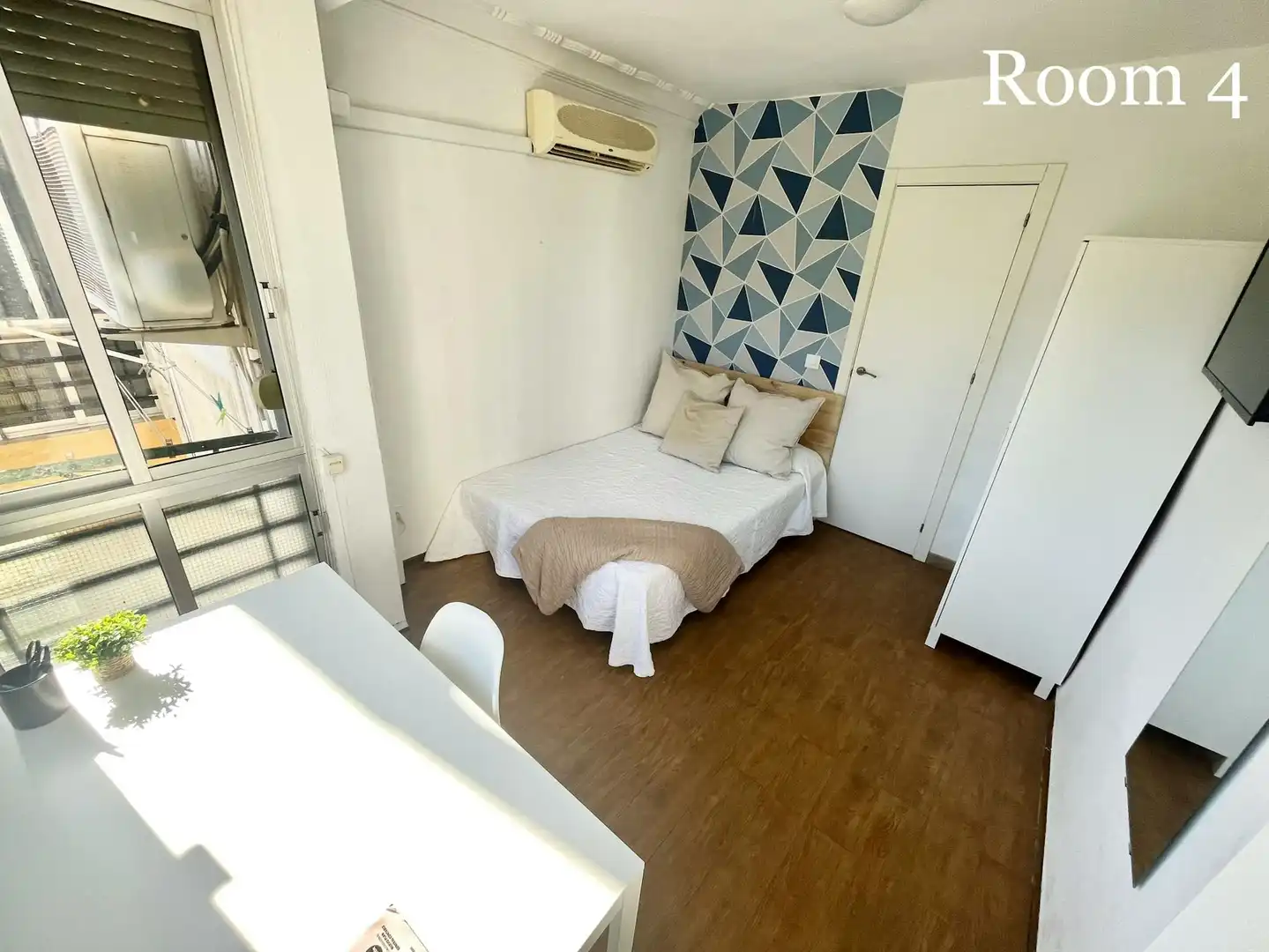 Bedroom of Flat for share in  Sevilla Capital  with Air Conditioner, Furnished and Washing machine