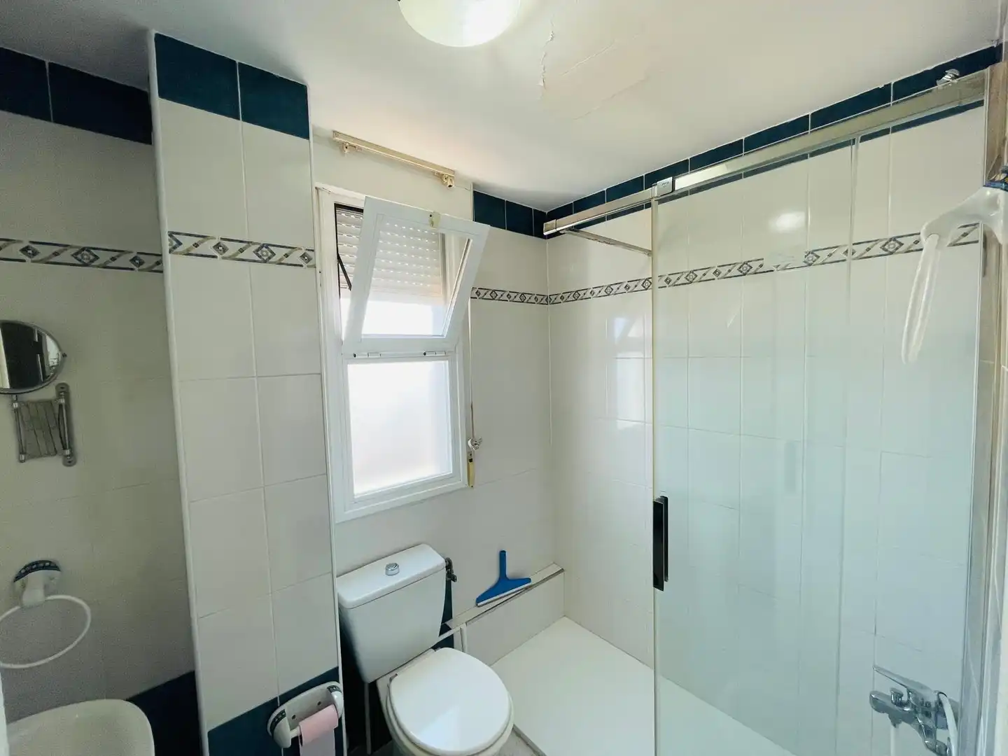 Baño de Apartamento de alquiler en La Manga del Mar Menor con Aire acondicionado, Calefacción y Piscina