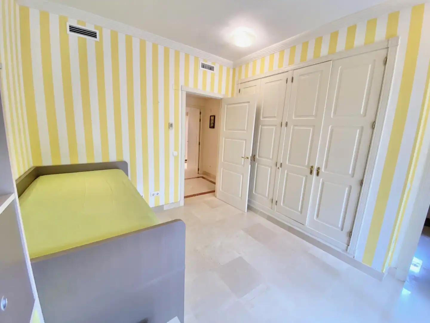 Schlafzimmer von Wohnungen zur Miete in Marbella mit Klimaanlage, Terrasse und Schwimmbad