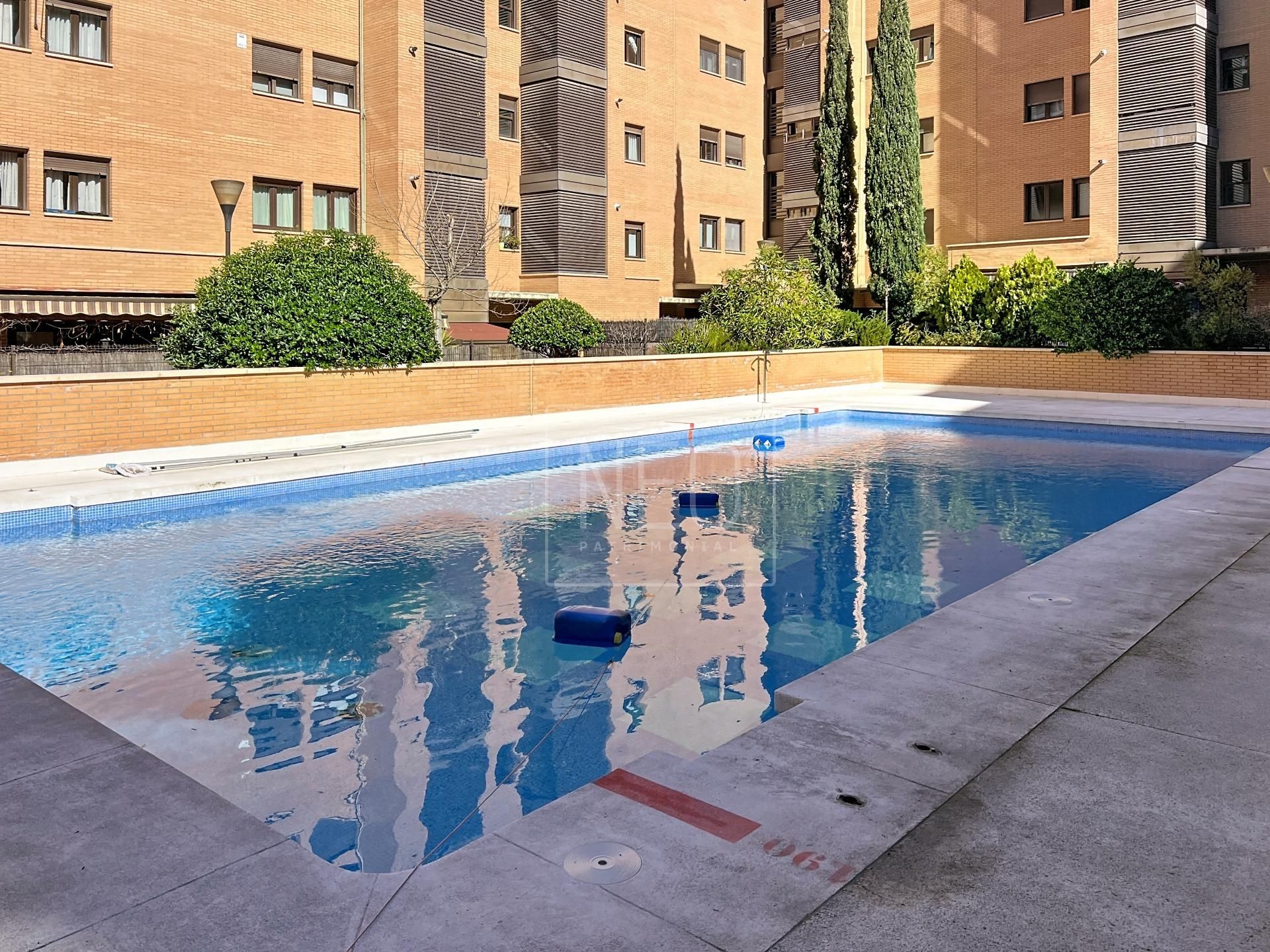 Piscina de Pis en venda en  Madrid Capital amb Aire condicionat, Calefacció i Jardí privat