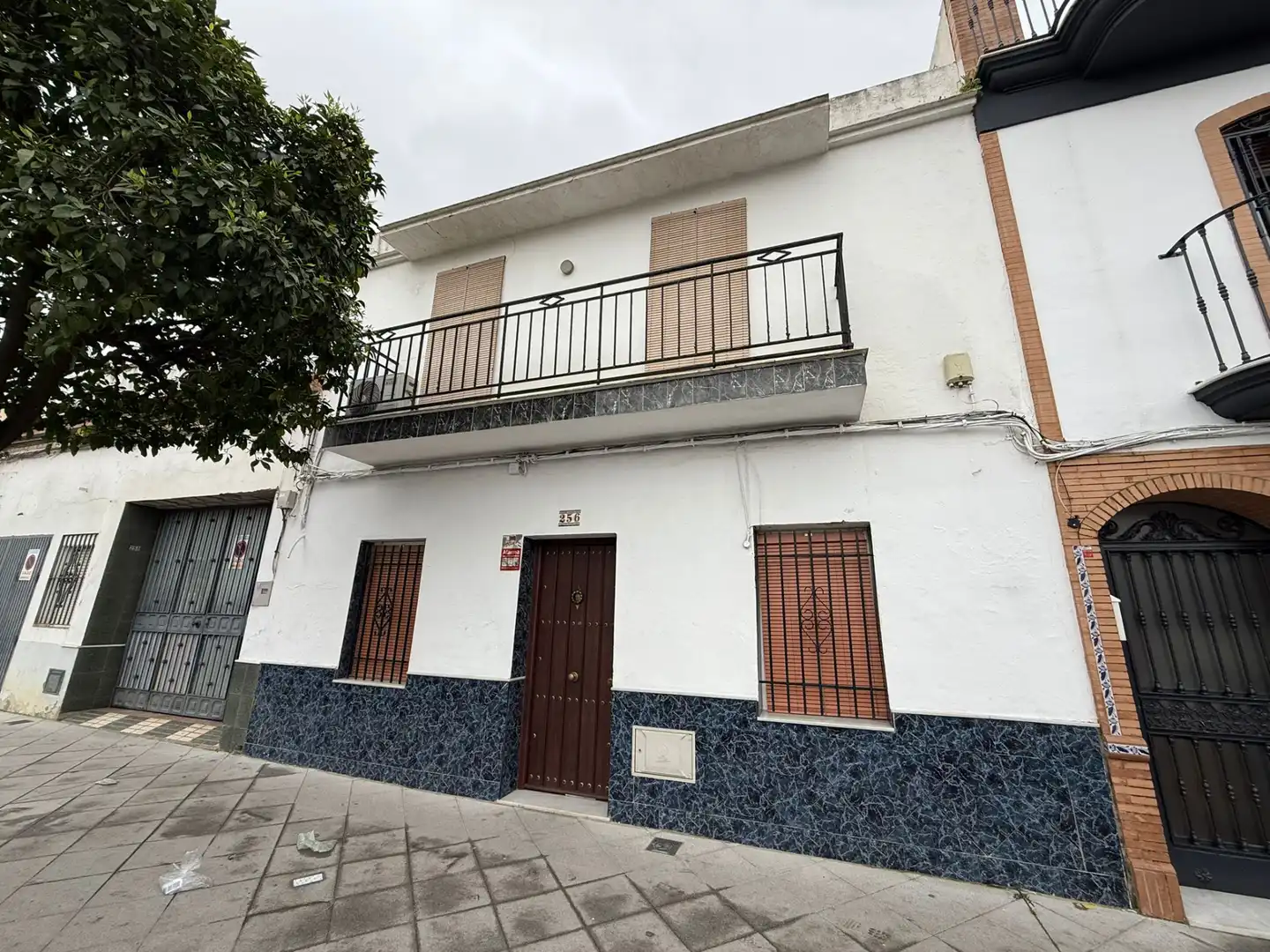 Vista exterior de Casa adosada en venda en Dos Hermanas amb Aire condicionat