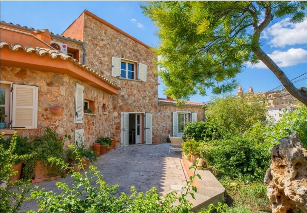 Vista exterior de Casa o xalet en venda en Calvià amb Jardí privat i Terrassa