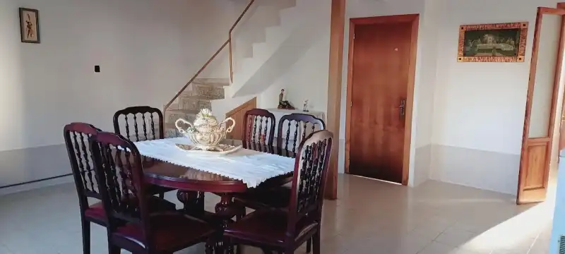 Esszimmer von Einfamilien-Reihenhaus zum Verkauf in Oviedo  mit Privatgarten, Möbliert und Ofen