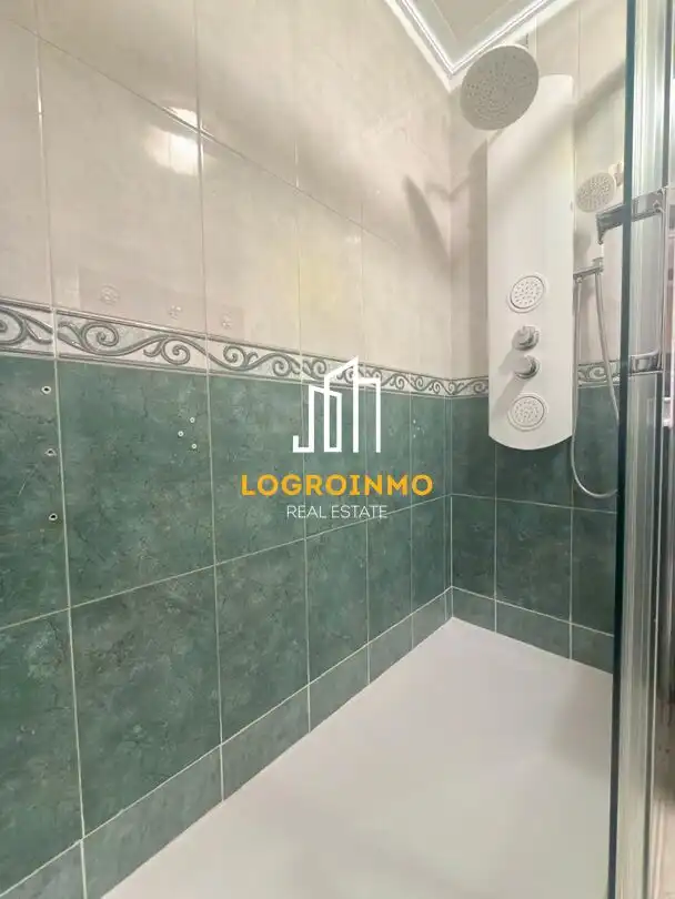 Bany de Pis en venda en  Logroño amb Aire condicionat, Calefacció i Terrassa