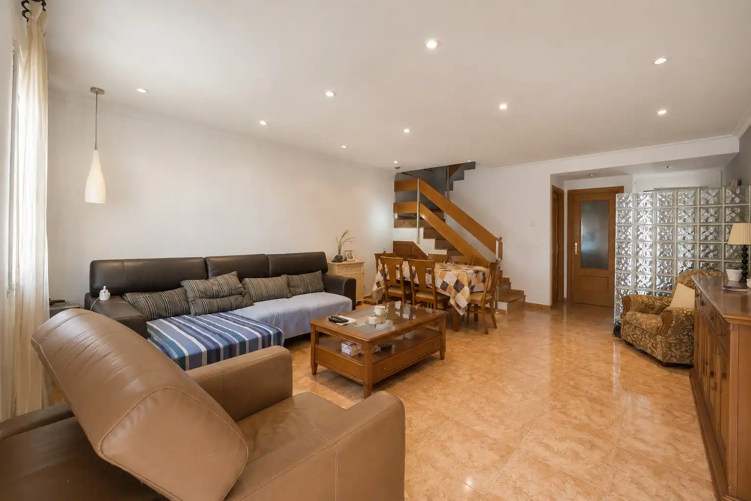 Sala d'estar de Casa adosada en venda en Moncada amb Calefacció, Terrassa i Traster