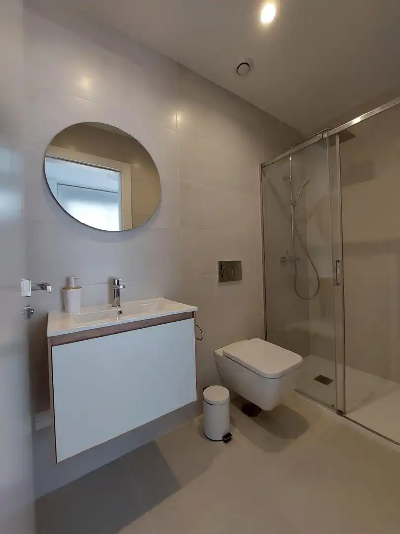 Bany de Apartament de lloguer en Torrevieja amb Aire condicionat, Calefacció i Piscina