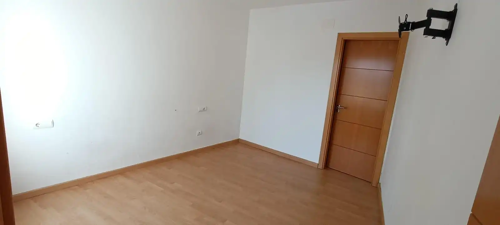 Schlafzimmer von Dachboden zum Verkauf in L'Ampolla mit Terrasse und Balkon