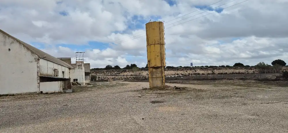Vista exterior de Nave industrial en venta en La Gineta
