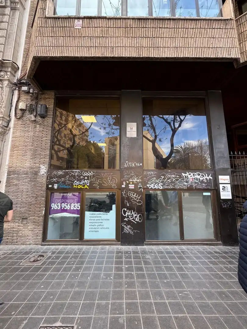 Vista exterior de Local en venda en Valencia amb Aire condicionat