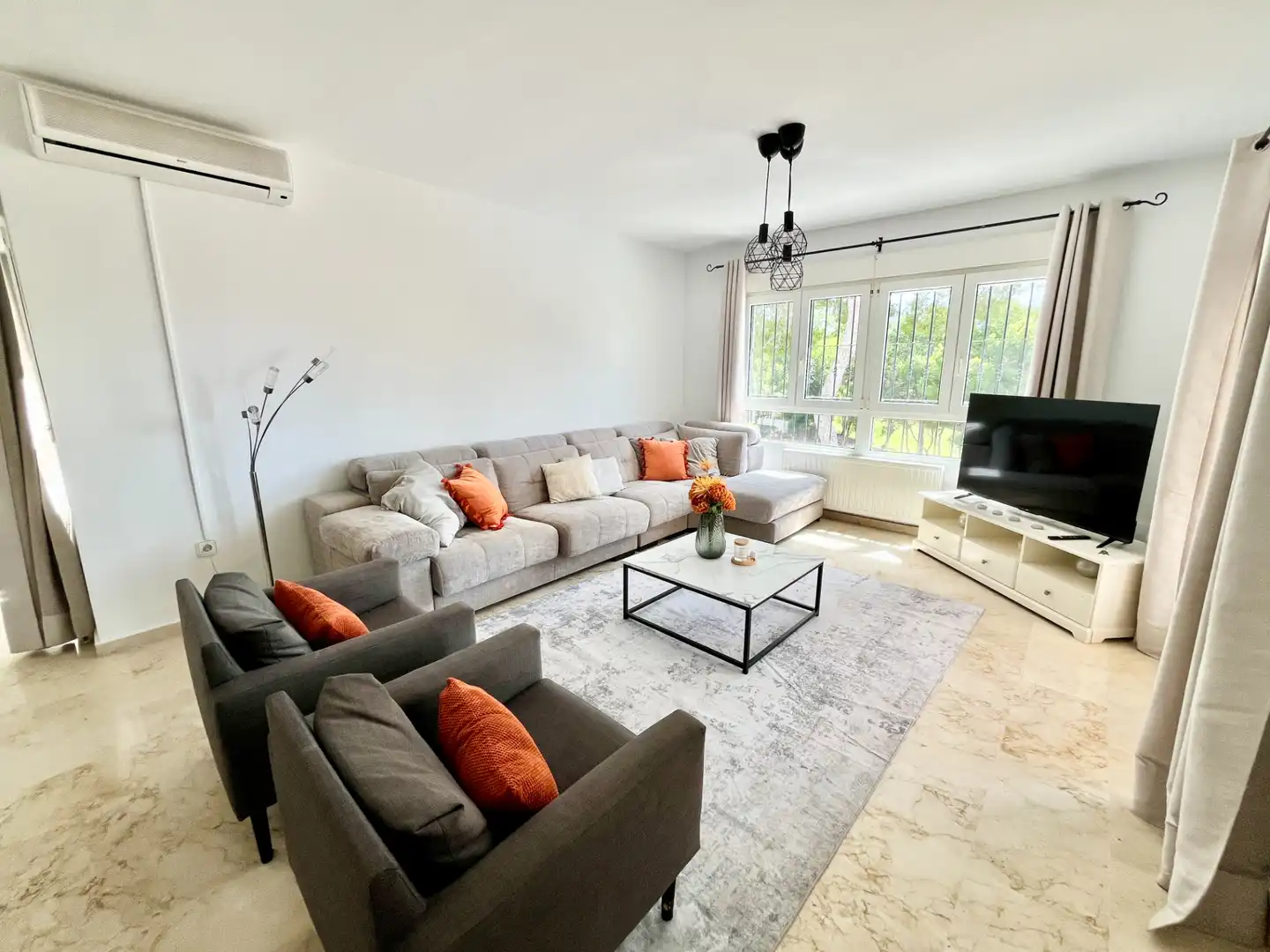 Sala d'estar de Casa o xalet en venda en Orihuela amb Aire condicionat, Calefacció i Jardí privat