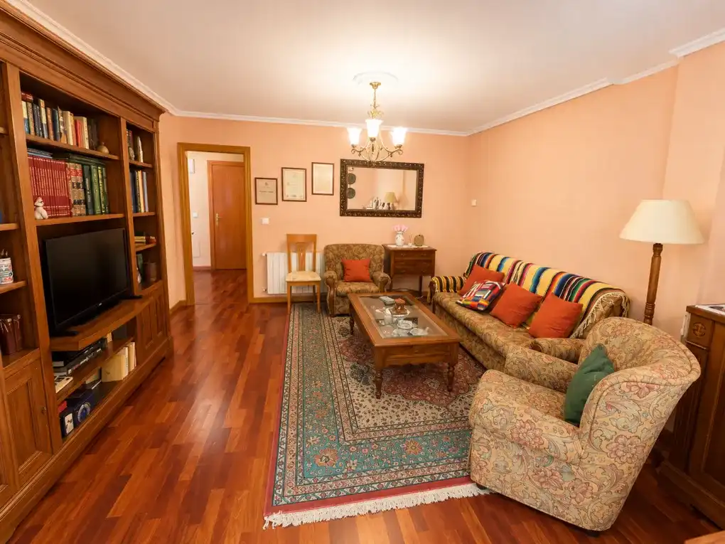 Sala de estar de Apartamento en venta en Cabrales con Calefacción y Amueblado