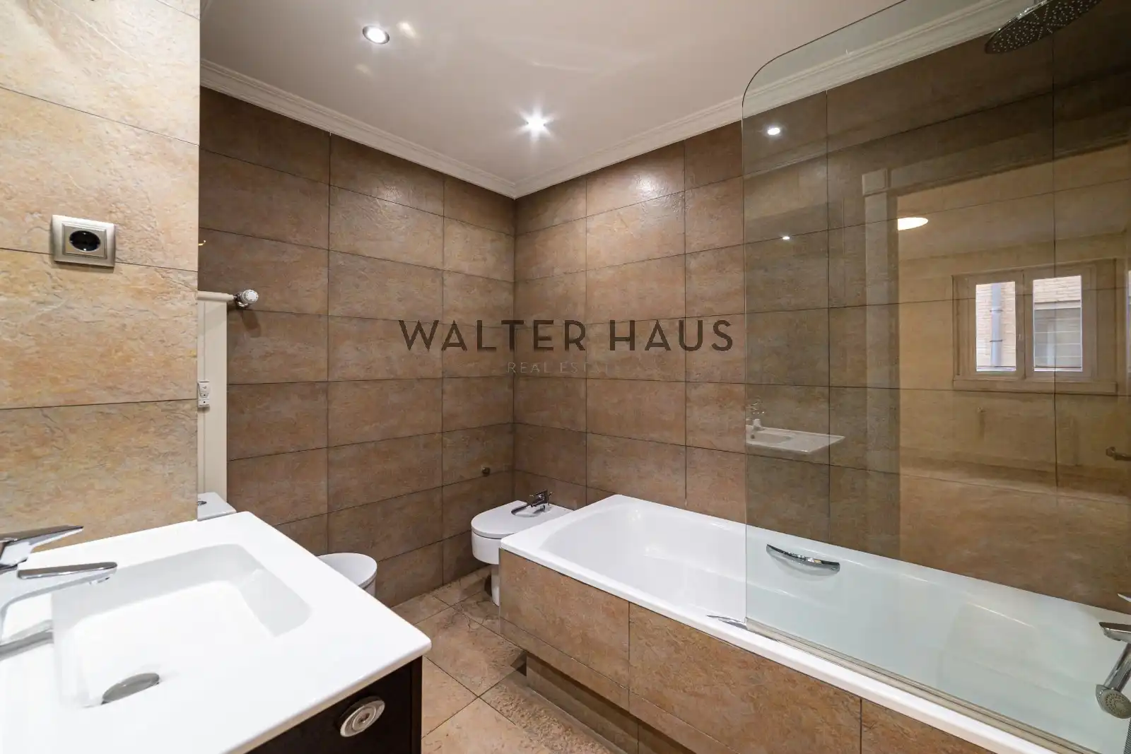 Bathroom of Flat for rent in Madrid  with Air Conditioner, Heating and Terrace