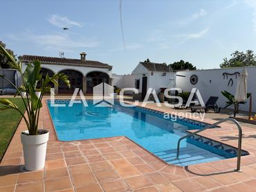 Chalet con piscina en venta en Calle Clavel