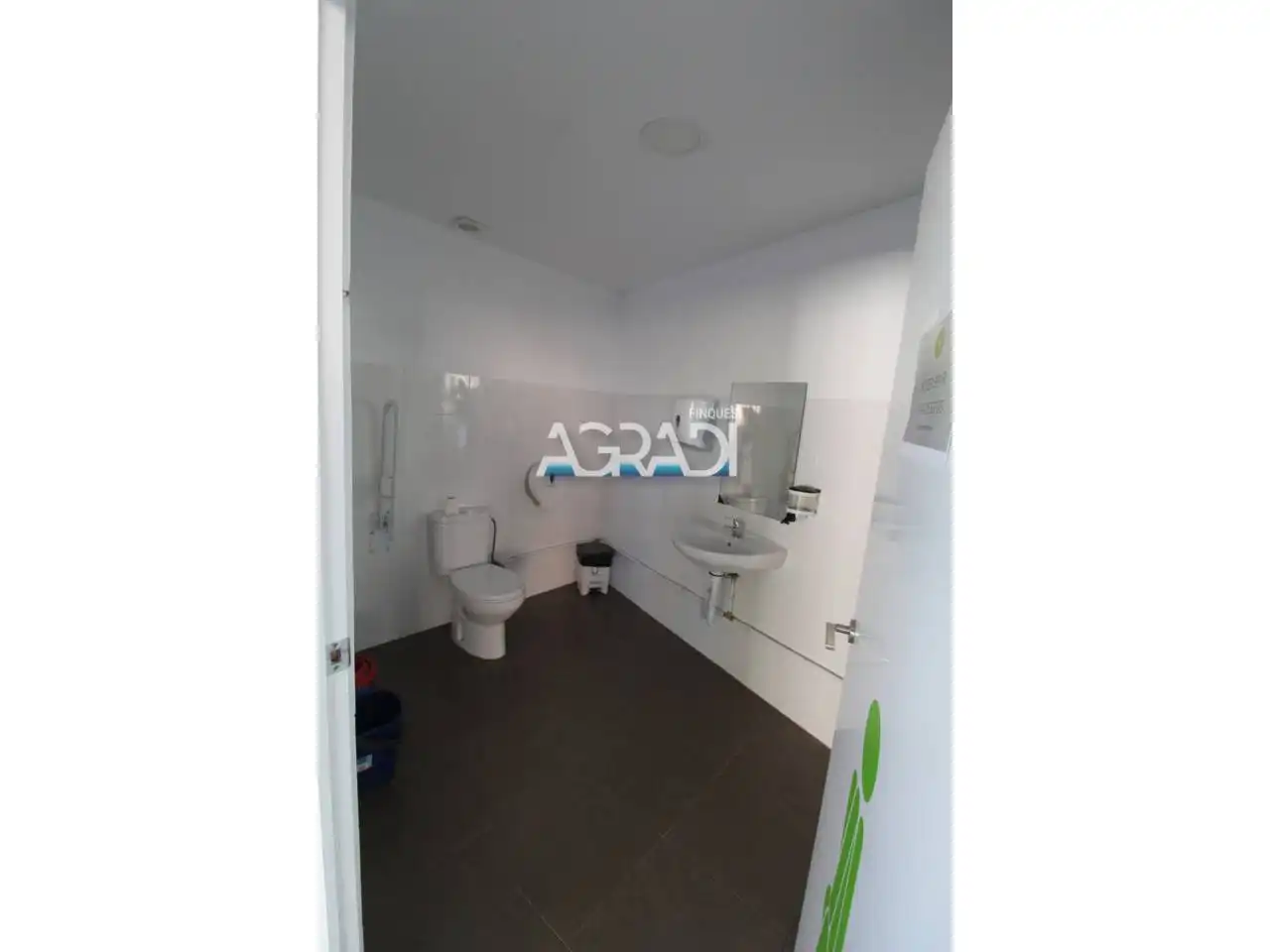 Baño de Nave industrial de alquiler en Vallirana