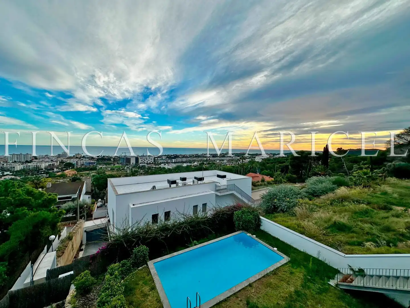 Außenansicht von Haus oder Chalet zum Verkauf in Sitges mit Klimaanlage, Heizung und Privatgarten