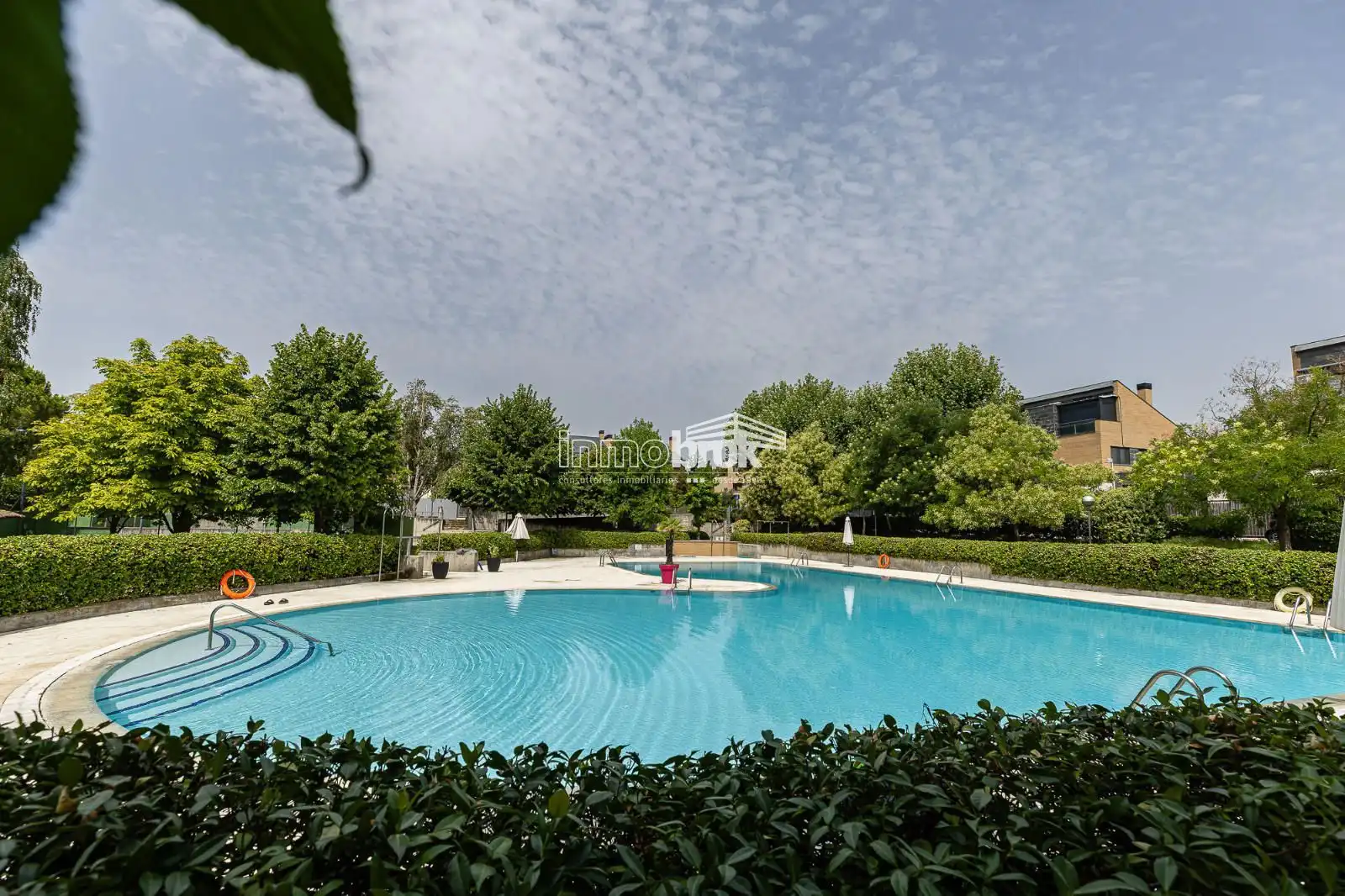 Piscina de Casa adosada en venda en La Moraleja amb Aire condicionat, Terrassa i Traster